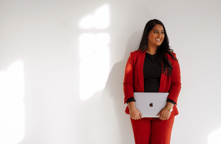 Aartie in rood pak met laptop rechts